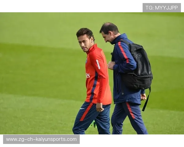 内马尔在训练课上教队友舞步，逗乐满场